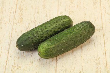 Arka planda iki salatalık var.