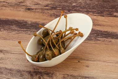 Lezzetli kapari meyveleri kasede 