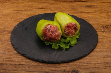 Pişirmek için çiğ biber ve et.