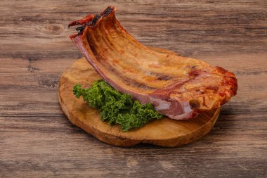 Baharatlı ve otlu domuz pirzolası.