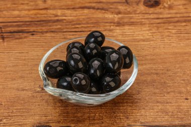 Kasede marine edilmiş siyah zeytin.