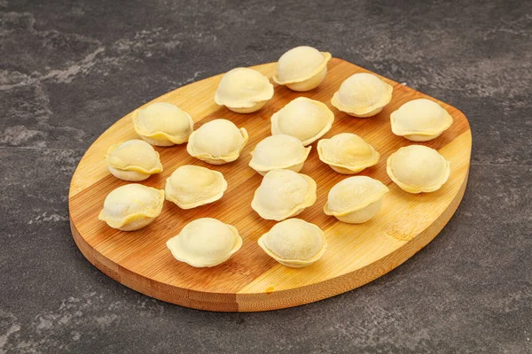 Pişirmek için çiğ etli börek.