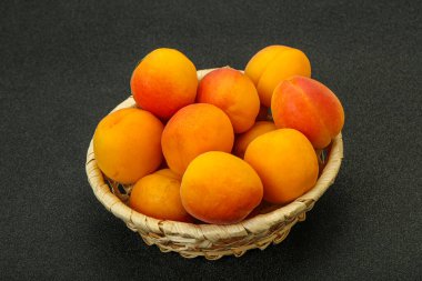 Taze, tatlı, birkaç kayısı meyvesi.