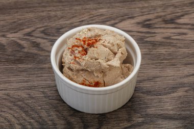 Kavanozda baharatlı ringa yağı var.