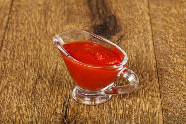 Baharatlı ve otlu ev yapımı domates sosu.