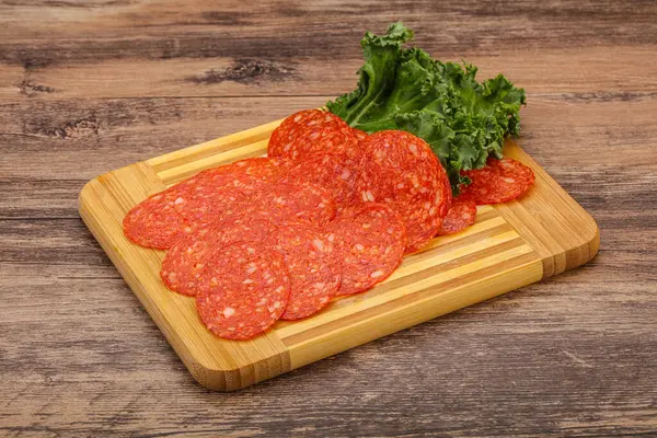 Italiensk Kryddig Pepperoni Korv Skivor Över Bord — Stockfoto