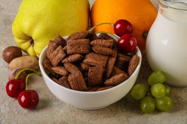 Mısır boğucu pedler, meyveler ve sütle kahvaltı