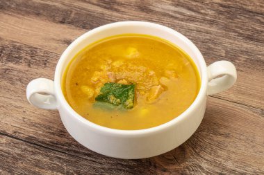 Füme et ve sebzeli bezelye çorbası.