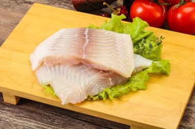 Pişirmek için çiğ pangasius fileto balığı.