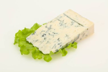 İtalyan geleneksel gorgonzola peyniri beyaza izole edilmiş.