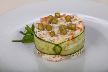 Geleneksel Rus salatası Olivier et ve bezelye ile