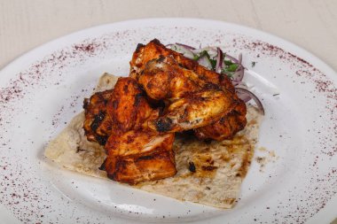 Izgara tavuk kanadı bbq shashlick soğan servisi
