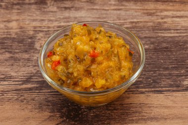 Salatalık ve hardal tohumlu sos.