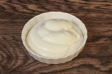 Süt ekşi krema kasede