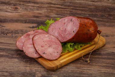 Baharatlı ve otlu füme jambon.