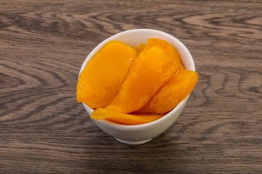 Şuruplu tatlı mango dilimleri.