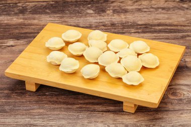 Pişirmek için çiğ etli börek.