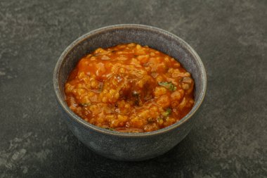 Geleneksel Gürcistan Kharço çorbası. Et ve baharatlı.