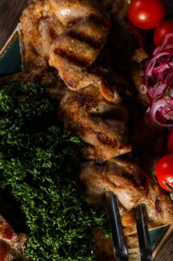 Izgara tavuk ve domuz barbeküsü