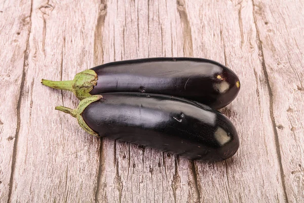 Deux Aubergines Crues Mûres Isolées Pour Cuisson — Photo