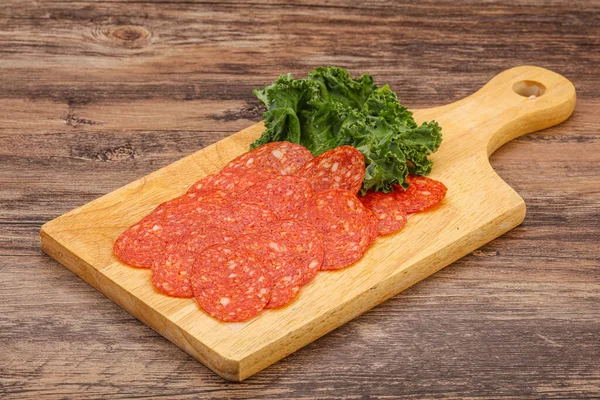 Italiensk Kryddig Pepperoni Korv Skivor Över Bord — Stockfoto