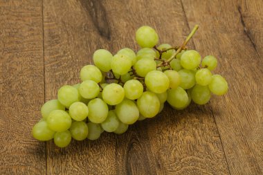 Olgun taze yeşil üzüm dalı