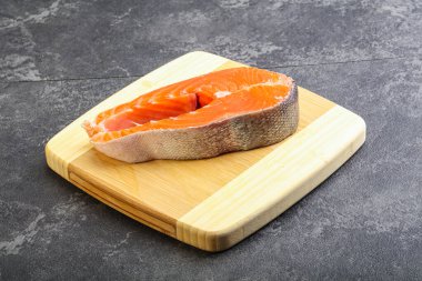 Pişirmek için çiğ somon bifteği.