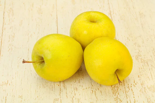 Manzanas Doradas Dulces Maduras Sabrosas Sobre Fondo — Foto de Stock