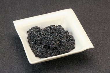 Lüks balık, kâsede siyah havyar.