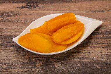 Şuruplu tatlı mango dilimleri.