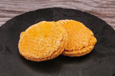 Fırında pişmemiş ev yapımı tavuk pirzolası.