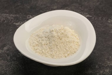 Buğday unu kasede yemek pişirmek için.