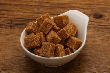 Kahverengi baston şeker yavruları kasede