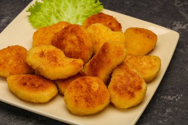 Kızarmış tavuk nugget. Salata yaprakları.