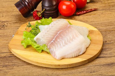 Pişirmek için çiğ pangasius fileto balığı.