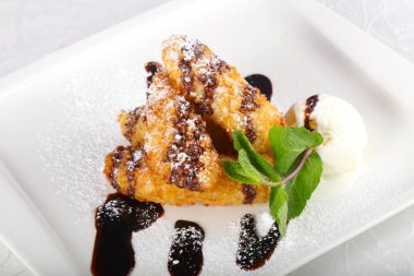 Dondurma ve naneli gevrek muz.