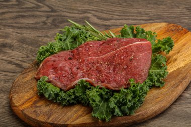 Baharatlı ızgara için çiğ biftek.