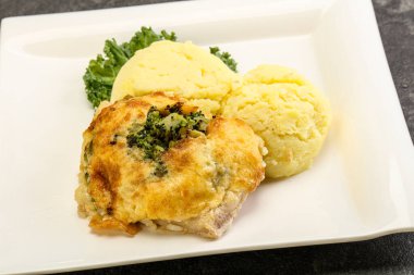 Patates püresi ve peynirli kızarmış pangasius fileto.