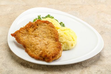 Kızarmış tavuk göğsü şnitzel ve patates püresi.