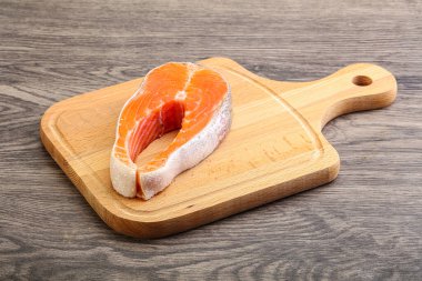 Pişirmek için çiğ somon bifteği.