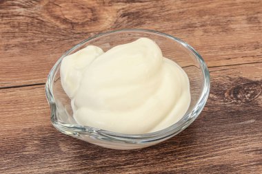 Süt ekşi krema kasede