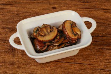 Kavrulmuş şampiyon, kasede otlar ve baharatlar var.