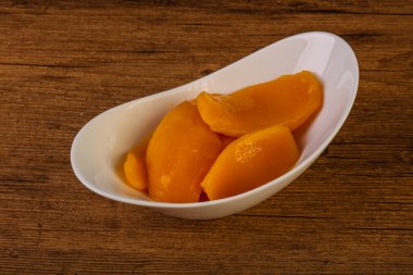 Şuruplu tatlı mango dilimleri.