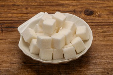 Rafine edilmiş beyaz granüllü şeker yavruları kasede.