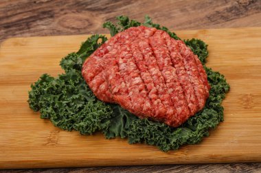 Izgara için çiğ sığır eti pirzolası.