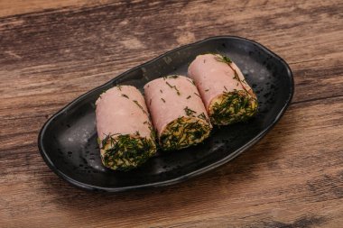 Peynirli ve sarımsaklı jambonlu sandviç.