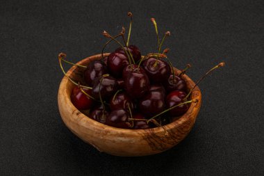 Sepette olgun kuş kirazı