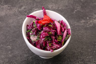 Bitki ve baharatlı kırmızı lahana turşusu