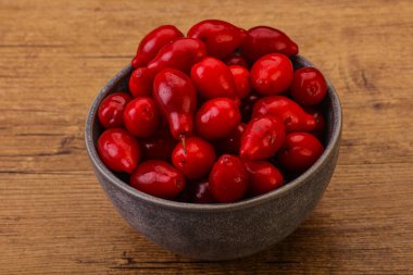 Tatlı ve olgun Cornel veya köpek ağacı meyvesi