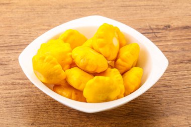 Kasede marine edilmiş bebek pastaları var.